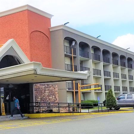 Howard Johnson By Wyndham Clifton Nj Экстерьер фото