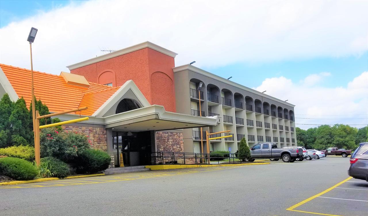 Howard Johnson By Wyndham Clifton Nj Экстерьер фото