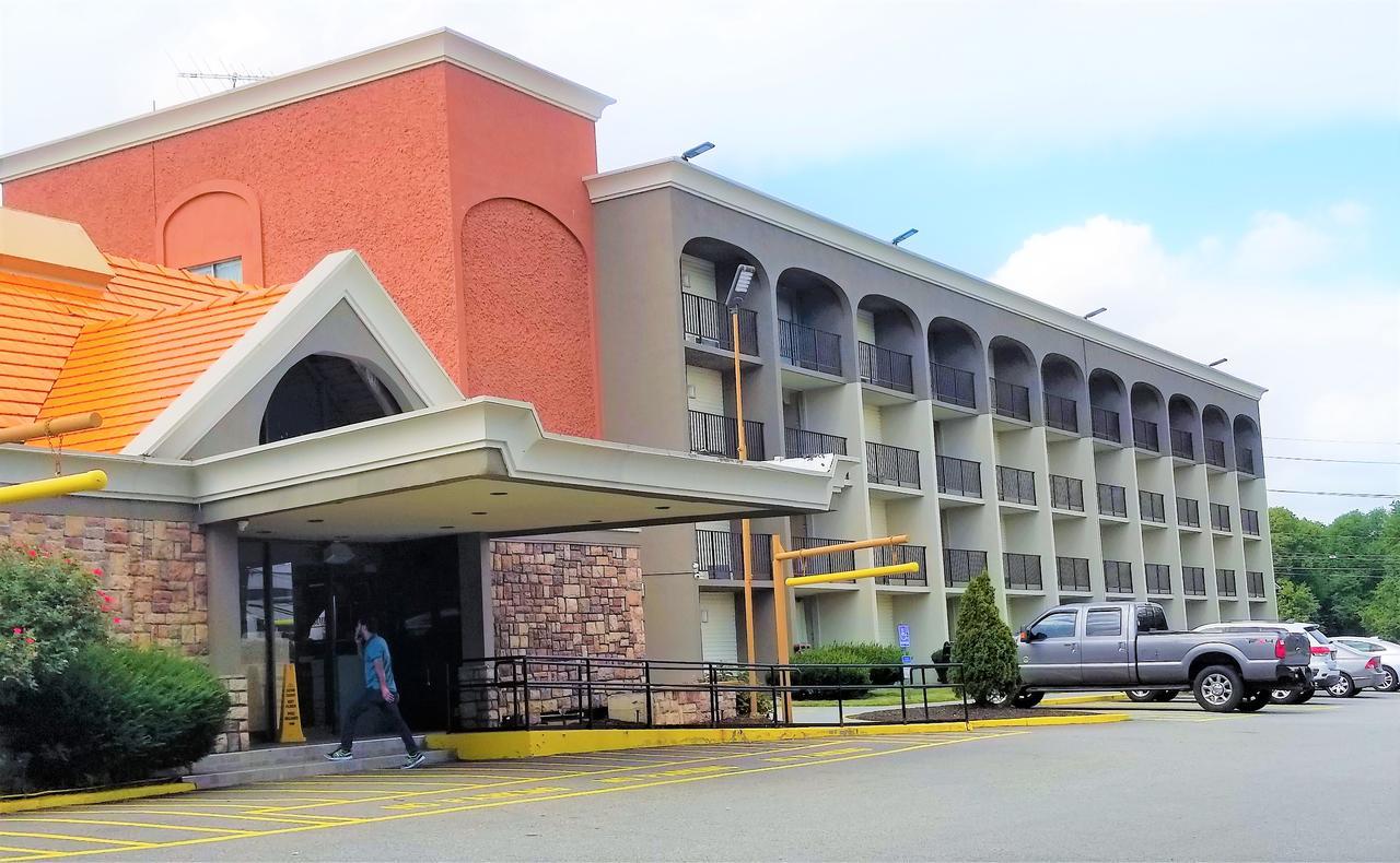 Howard Johnson By Wyndham Clifton Nj Экстерьер фото
